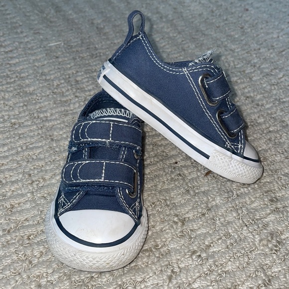 Toddler Chuck Taylor All Star Converse Sneakers - Picture 2 of 9